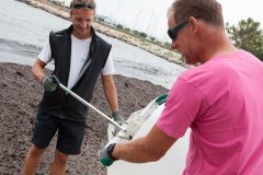 Nettoyage de plage, initie par Surfirider Fondation et Generali lors de la Generali Solo 2013 - Beaulieu sur Mer le 03/10/2013