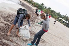 Nettoyage de plage, initie par Surfirider Fondation et Generali lors de la Generali Solo 2013 - Beaulieu sur Mer le 03/10/2013